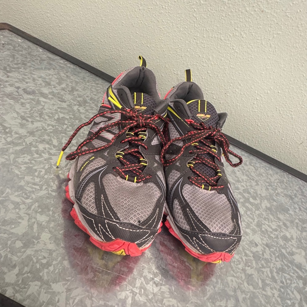 New Balance 610v3 Trail Running Shoe Mens 8 Grey Red Excellent All Terrain WT610